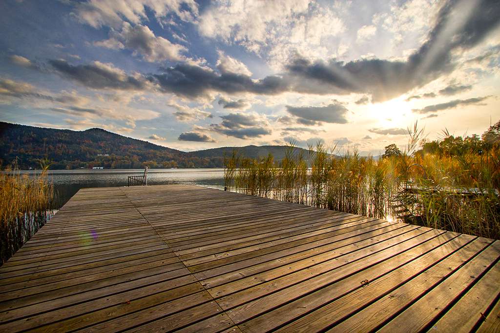 Badesteg mit Blick auf See