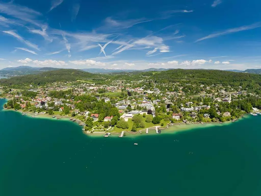 Ausblick auf Krumpendorf mit Wörthersee im Sommer