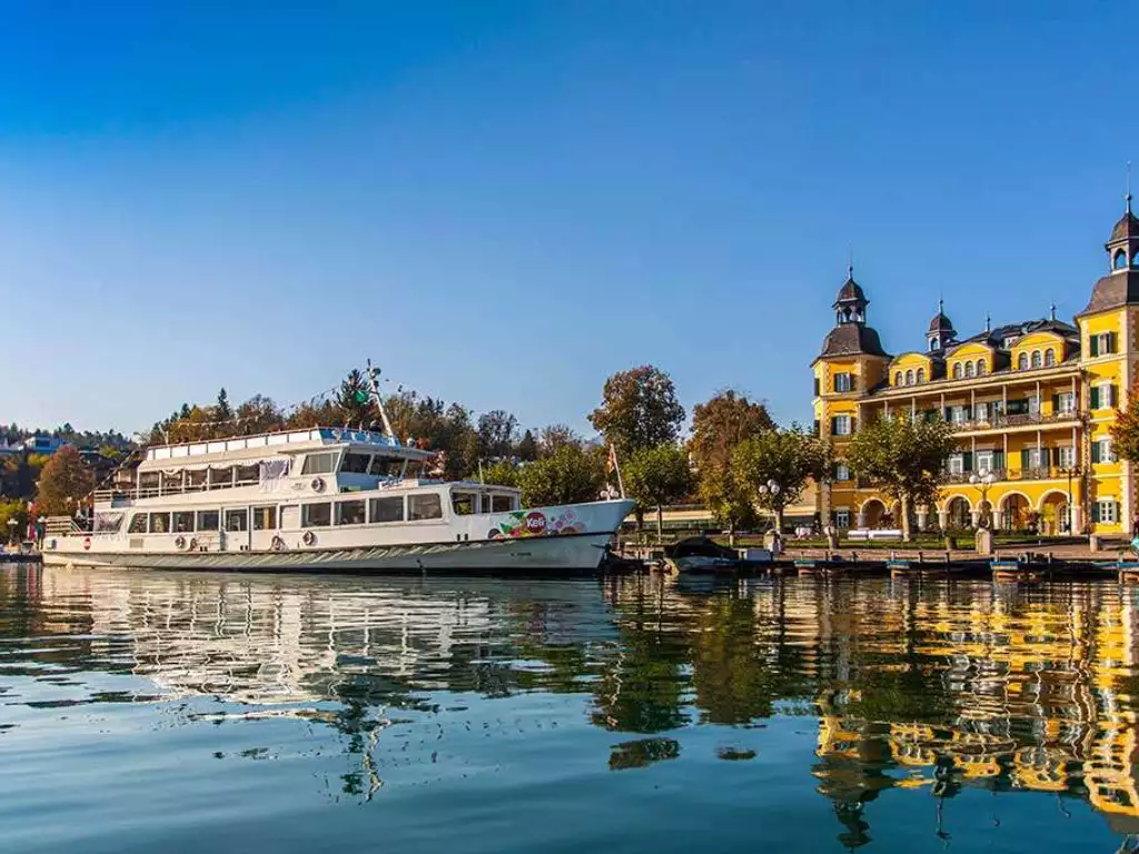 Frau und Mann überblicken den Wörthersee bei einer Wanderung