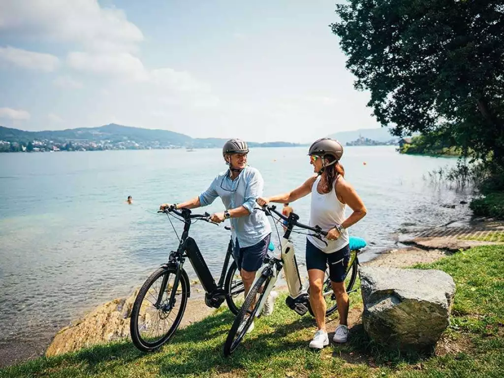 Frau und Mann mit Bike am Wörthersee
