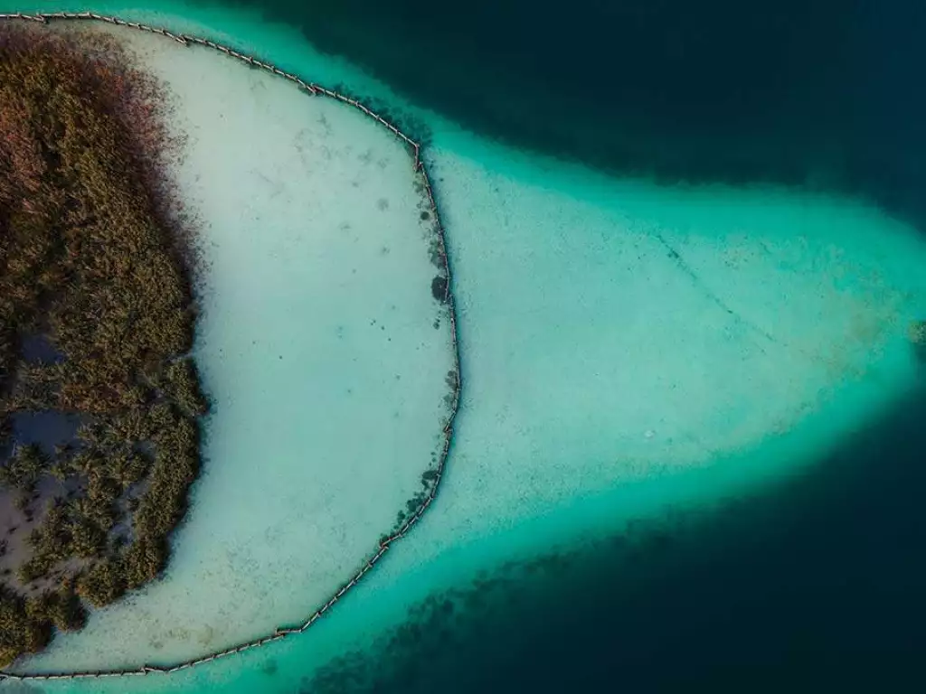 Kapzinerinsel am Wörthersee in der Vogelperspektive