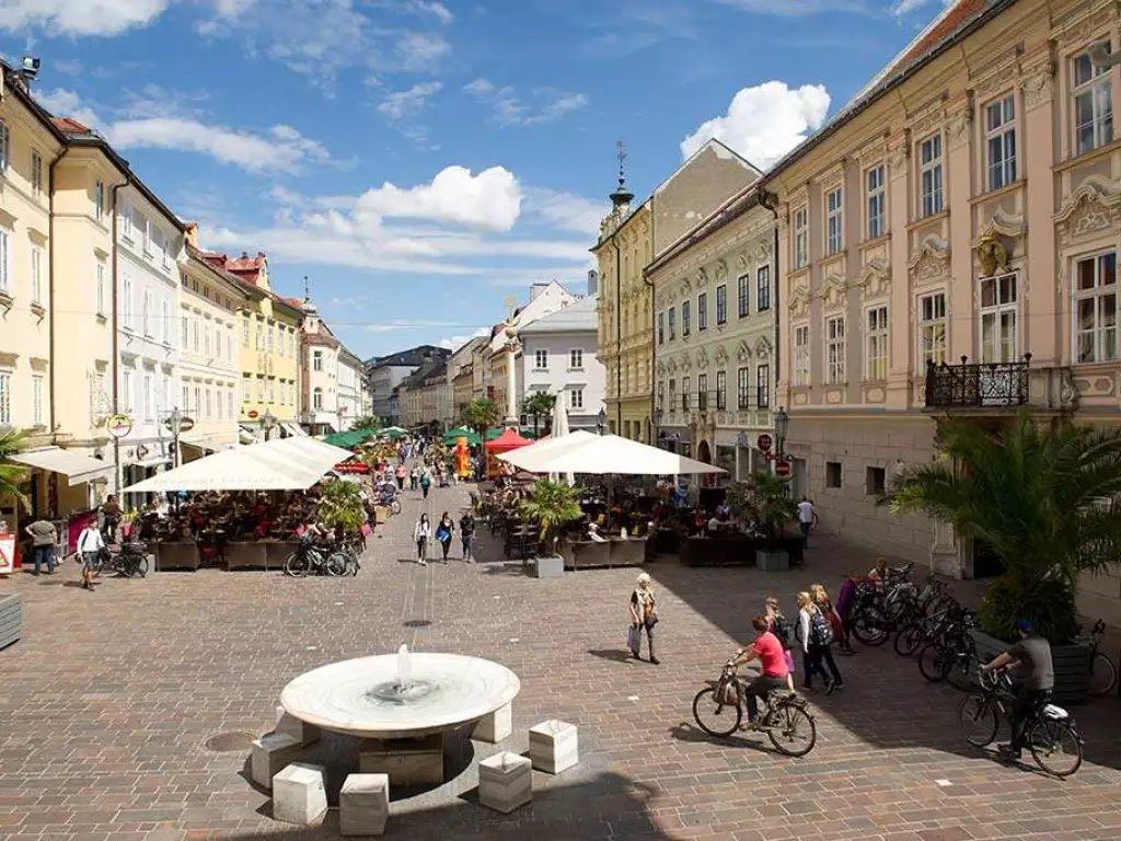 Altstadt in Klagenfurt mit Brunnen und Cafes