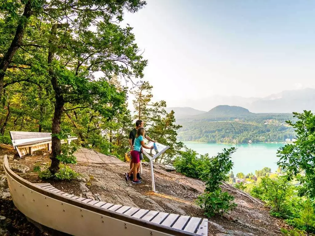 Frau und Mann überblicken den Wörthersee bei einer Wanderung